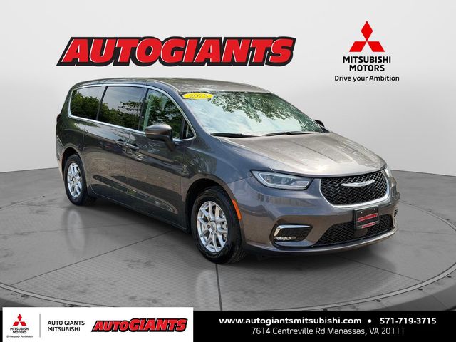 Gray (Granite Crystal Metallic Clearcoat) 2023 Chrysler Pacifica Touring L FWD Minivan Front-Wheel Drive 9-Speed Automatic