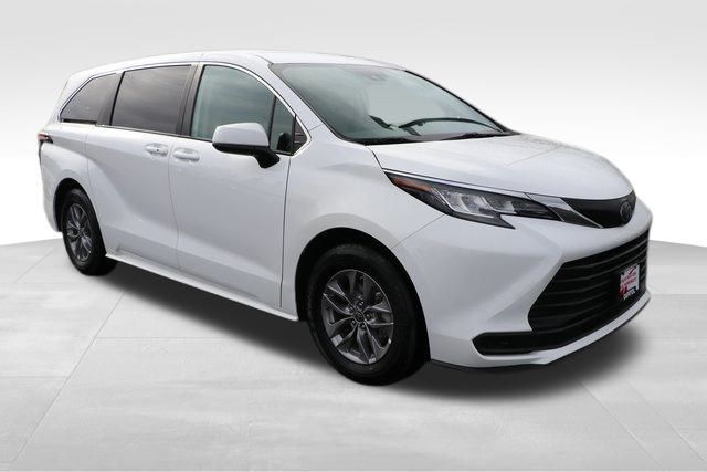 2023 Toyota Sienna LE 18