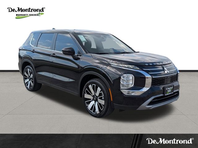 Used 2025 Black Mitsubishi SE image 3