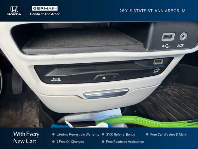 Used 2019 Brilliant Black Crystal Pearlcoat Chrysler Limited image 23