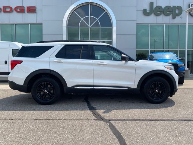 2021 Ford Explorer XLT - White Metallic exterior view 4
