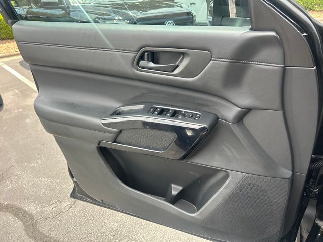 2025 Nissan Pathfinder SV - Photo 28