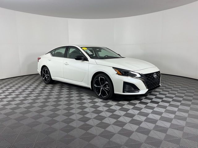 2025 Pearl White Tricoat Nissan Altima 2.5 SR FWD Sedan