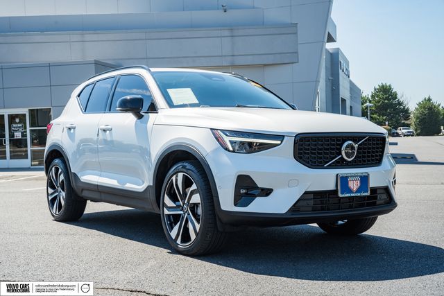 Crystal White Metallic 2024 Volvo XC40 SUV / Crossover All-Wheel Drive Automatic