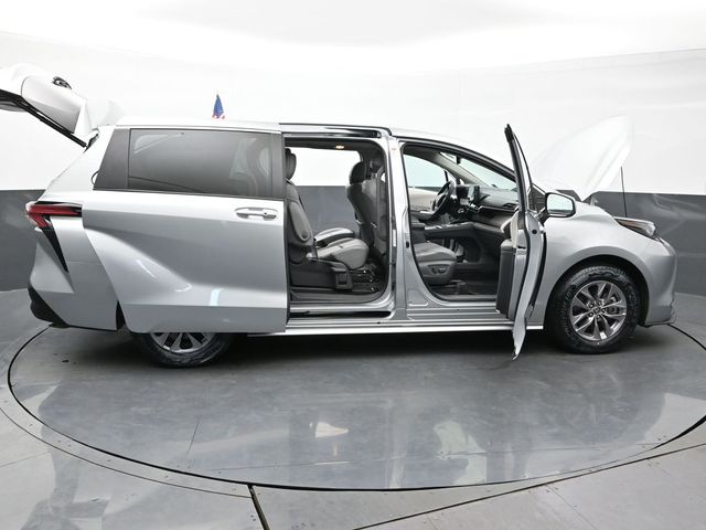 2021 Toyota Sienna XLE 58