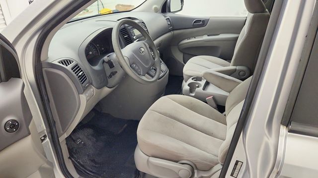 2011 Kia Sedona LX - 8