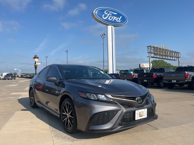 Used 2021 Toyota Camry SE with VIN 4T1G11AK7MU567902 for sale in Kansas City