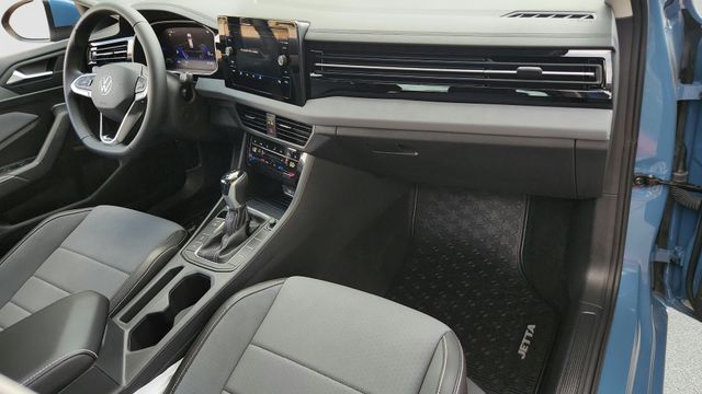 2025 Volkswagen Jetta SE - Photo 28