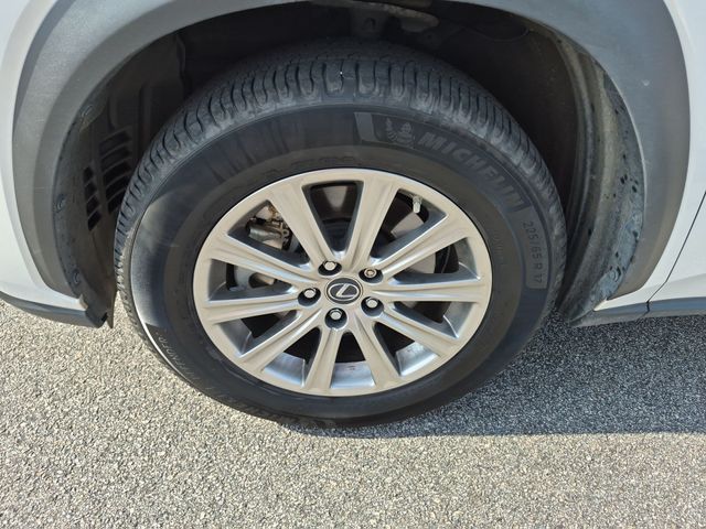 Used 2020 White Lexus 300h image 10