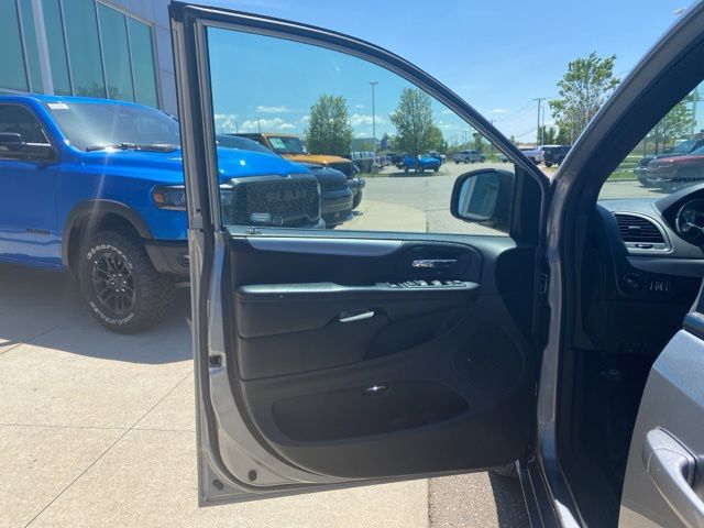 2019 Dodge Grand Caravan GT - Billet Clearcoat exterior view 10