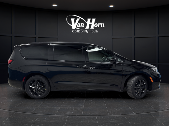 New 2026 Diamond Black Crystal Pearlcoat Chrysler Select image 2