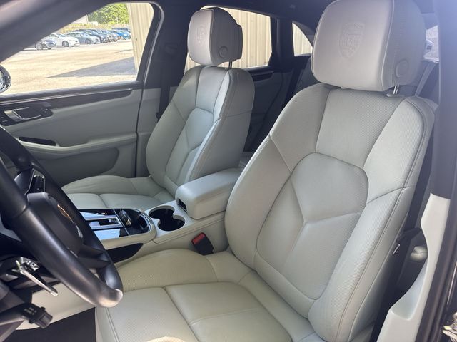 Used 2025  Porsche Base image 15