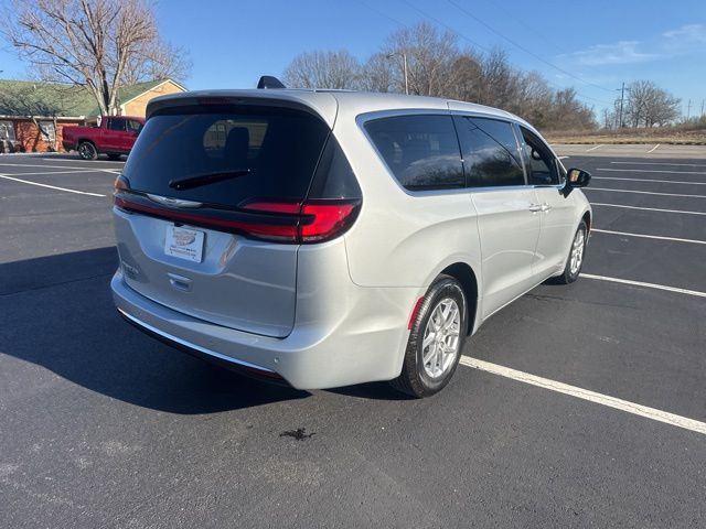 New 2026 Silver Chrysler Select image 7