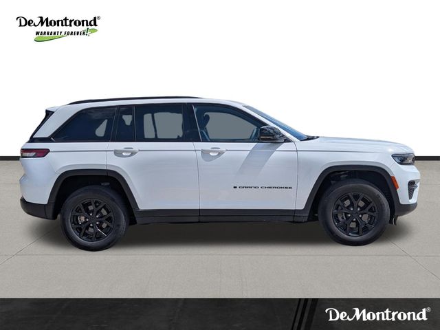 Used 2024 White Jeep Altitude image 4