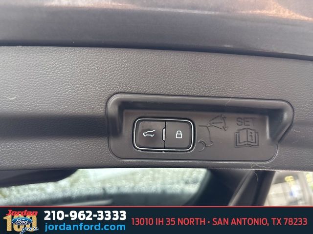 Used Car 2020 Ford Explorer  Xlt For Sale Under $25,000 In San Antonio, Texas