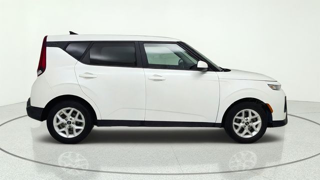 2022 Kia Soul LX White at Gullo Toyota
