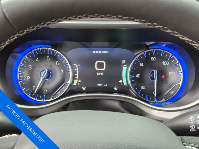 Used 2025 Chrysler Pacifica Van
