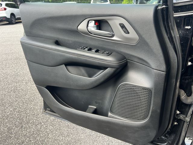 Used 2025 Black Chrysler Select image 29