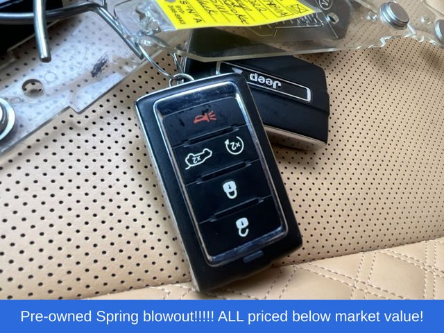 Used 2022 Diamond Black Jeep Summit Reserve image 32
