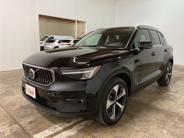 2025 Volvo XC40 B5 Plus Bright Theme AWD