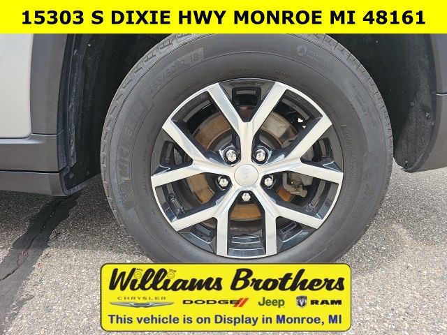 2024 Jeep Grand Cherokee L Limited - Silver Zynith exterior view 11