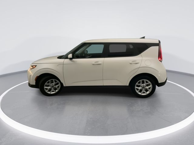Used 2023 White Kia LX image 3