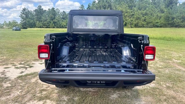 new 2025 Jeep Gladiator car, priced at $33,237