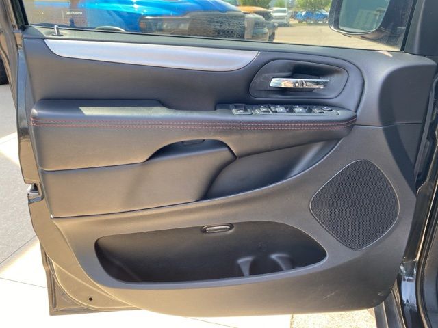2019 Dodge Grand Caravan GT - Onyx Black exterior view 11