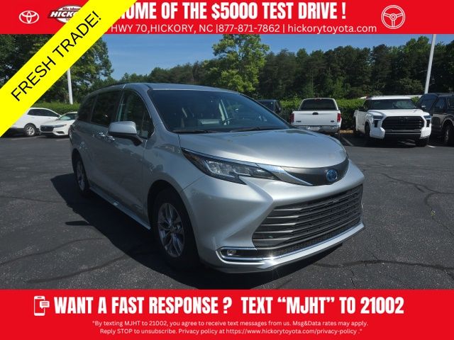 2021 Toyota Sienna XLE 8-Passenger Hybrid FWD's photo
