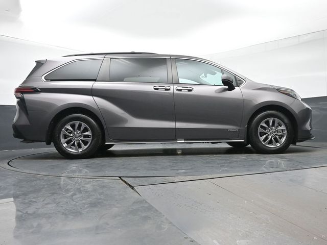 2021 Toyota Sienna XLE 28