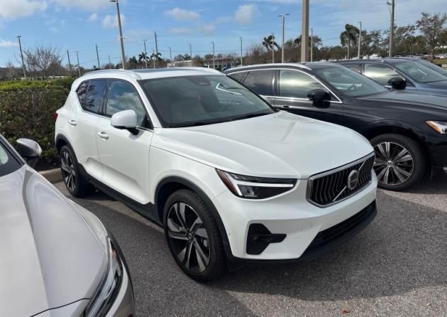 2024 Volvo XC40 B5 Plus Bright Theme
