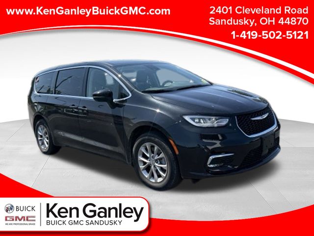Brilliant Black Crystal Pearlcoat 2023 Chrysler Pacifica Minivan All-Wheel Drive Automatic