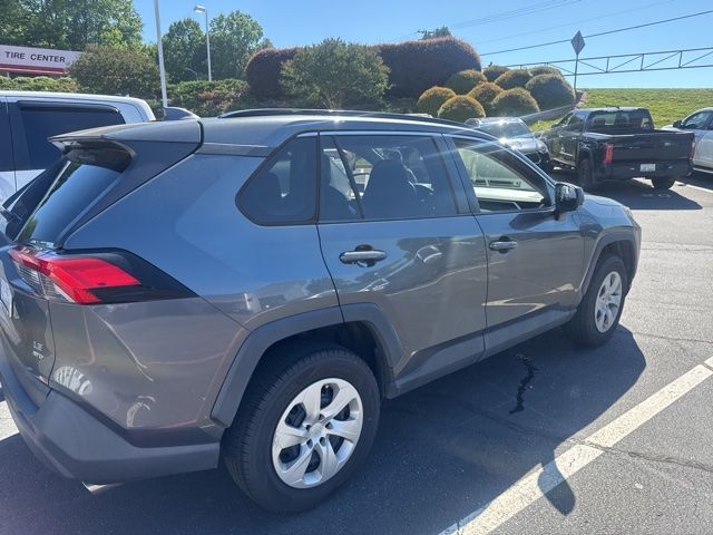 2020 Toyota RAV4 LE - Photo 5
