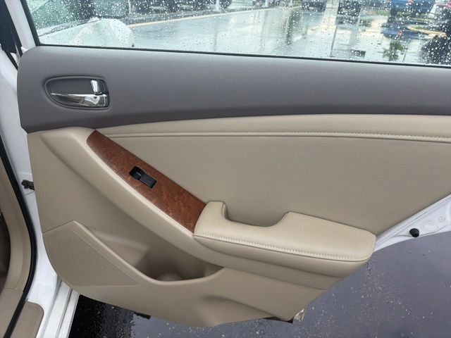 Used 2009 White Nissan 2.5 SL image 31