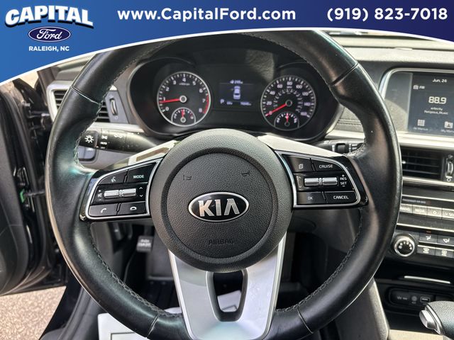 Used 2020 Black Kia SE image 25