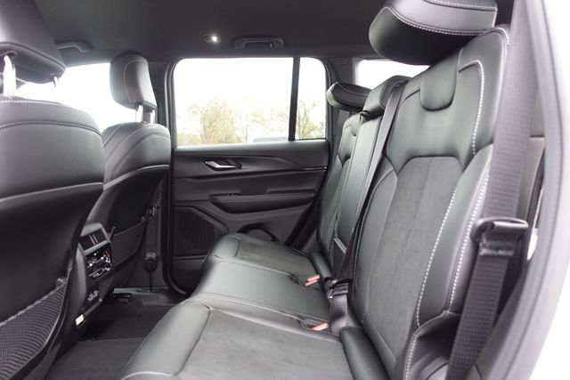 new 2025 Jeep Grand Cherokee car, priced at $37,275