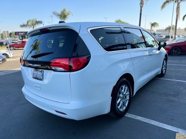 2022 Chrysler Voyager LX 4