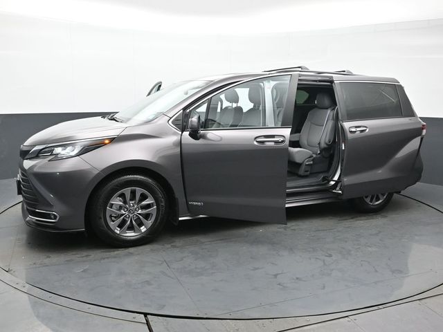 2021 Toyota Sienna XLE 40