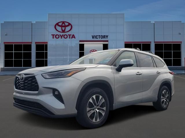 Celestial Silver Metallic 2022 Toyota Highlander SUV / Crossover All-Wheel Drive 8-Speed Automatic