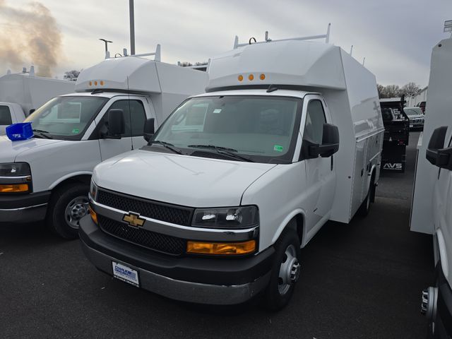 Summit White 2025 Chevrolet Express Chassis 3500 Cutaway 139 Van Rear-Wheel Drive 8-Speed Automatic