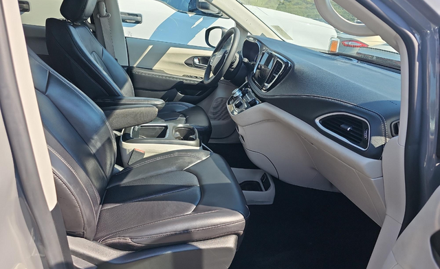 2023 Chrysler Pacifica Hybrid Touring L 8