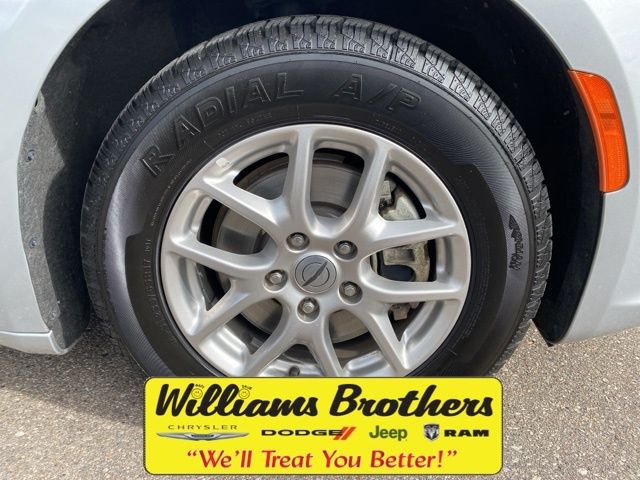 2024 Chrysler Pacifica Touring L - Silver Mist Clearcoat exterior view 9