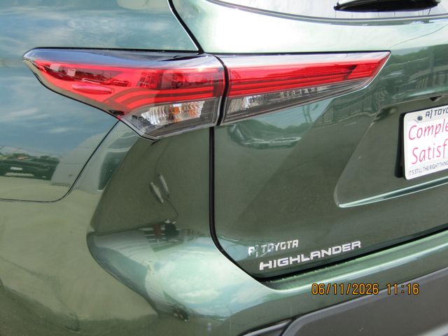 used 2023 Toyota Highlander car, priced at $32,999