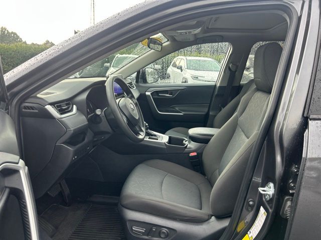 2025 Toyota RAV4 XLE - Photo 15