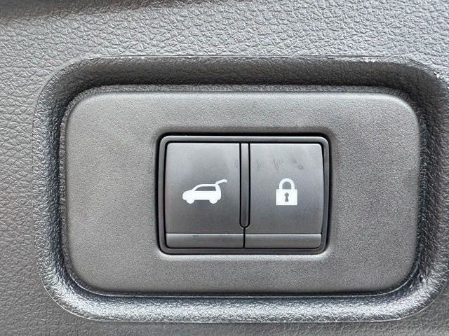 Used 2025 White Nissan Platinum image 8