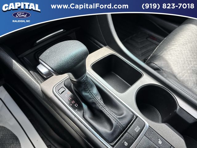 Used 2020 Black Kia SE image 31