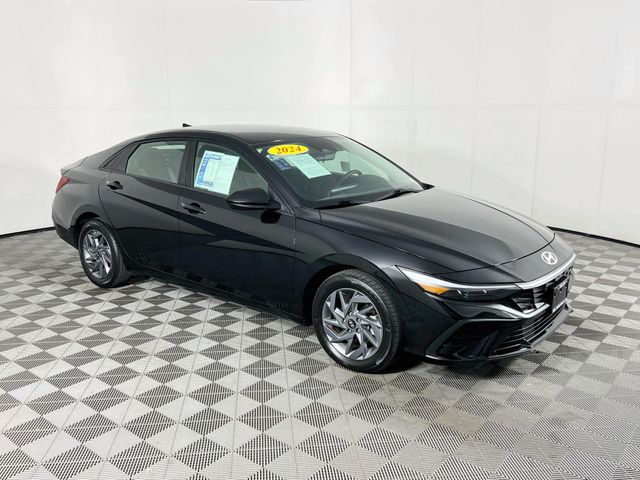 Abyss Black 2024 Hyundai Elantra Sedan Front-Wheel Drive Continuously Variable Transmission