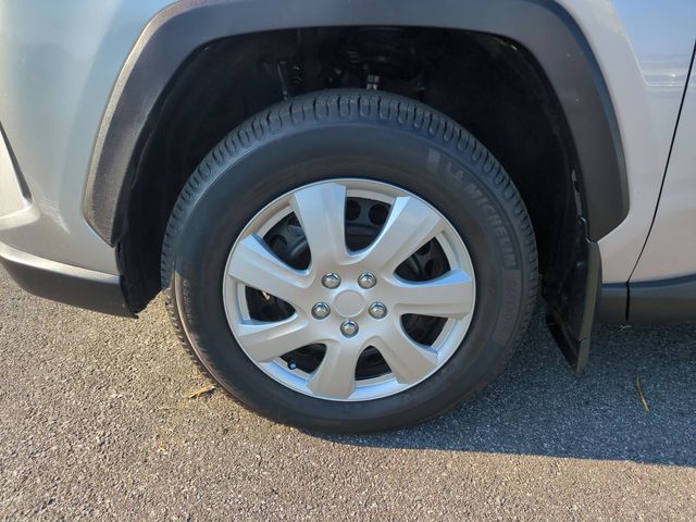 Used 2020 Silver Toyota LE image 10