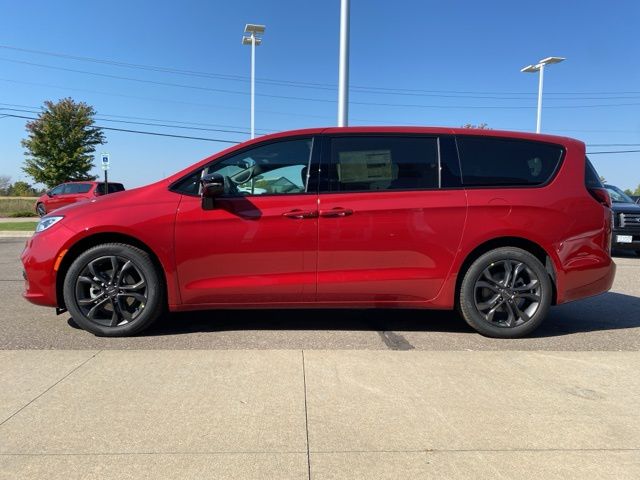 2026 Chrysler Pacifica Select - Red Hot Pearlcoat exterior view 8