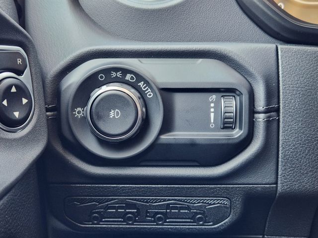 2025 Jeep Wrangler Sahara photo